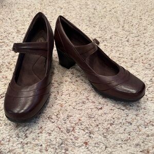New Clarks Women’s Brown Mary Janes With 2.5” Block Heels, Size 8M